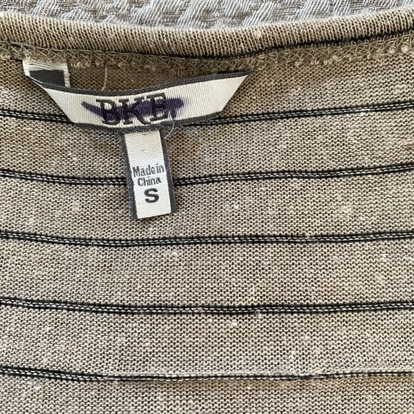 🎬✨ Umbrella Academy - BKE - Long Sleeve with Boho Lace Sleeves - Picture 3 of 9